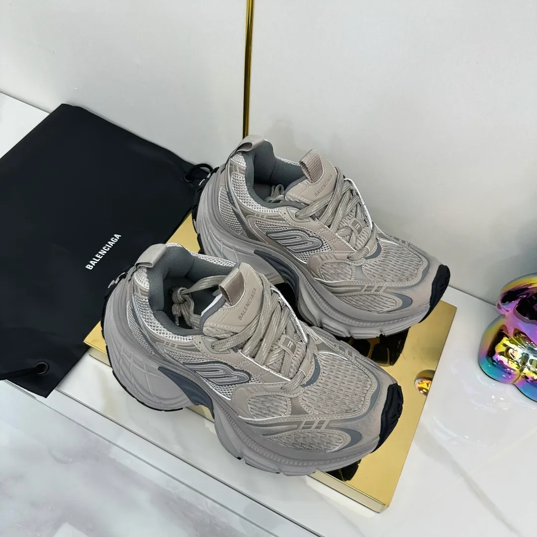 👟👟Ex-factory price 680👟👟 Balenciaga Balenciaga CARGO 6XL Sneakers Round-toe lace-up Low-cut lifestyle mesh lace-up Low-cut catwalk retro Balenciaga is always at the forefront of fashion. This model has huge size and eye-catching design. It is in line with the current "" trend. It uses an all-black color scheme to create a low-key yet gorgeous effect. The 6XL size makes it a conspicuous presence in the market. Suitable for people who pursue individuality. The products released this time once again reflect their innovation capabilities. They are made of microfiber and mesh. Its avant-garde design, exaggerated volume and reflective details give it a special silhouette. It is made of mesh material, which brings good foot feel, comfortable and breathable. The appearance still adopts the classic shape. The shoe body is fashionable and easy to wear. Item No.: 815859 W2MV2 1012 Size: 35-46